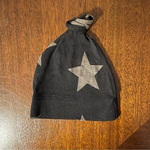 Nununu | infant black star baby hat